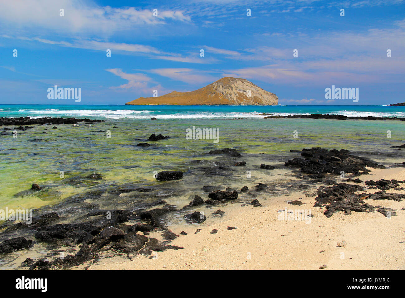 Hawaii spiaggia con acque blu turchese e pietra lavica la formazione di pozze di marea Foto Stock