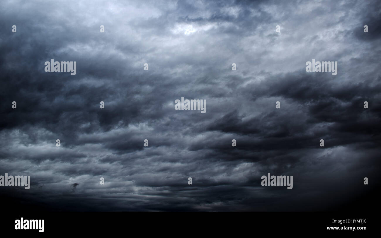 Davvero brutto tempo cloud scape, nero e gey pioggia nuvole di tempesta Foto Stock