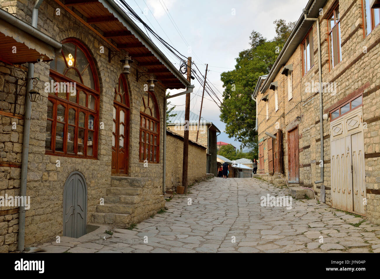 Street view su ciottolo Huseynov street, la strada principale di Lahic villaggio di montagna di Azerbaigian Foto Stock