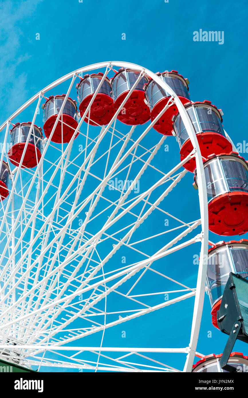 Il bianco e il rosso ruota panoramica Ferris contro il cielo blu, Londra, Inghilterra, Regno Unito. Foto Stock