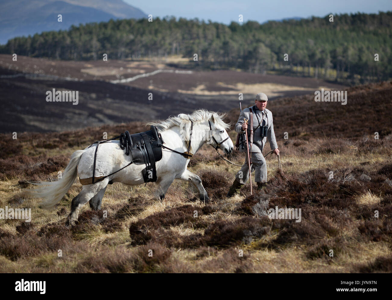 Cacciatore con un Rigby fucile Stalker Cervo Stalking su Blair Atholl estate in Scozia Foto Stock