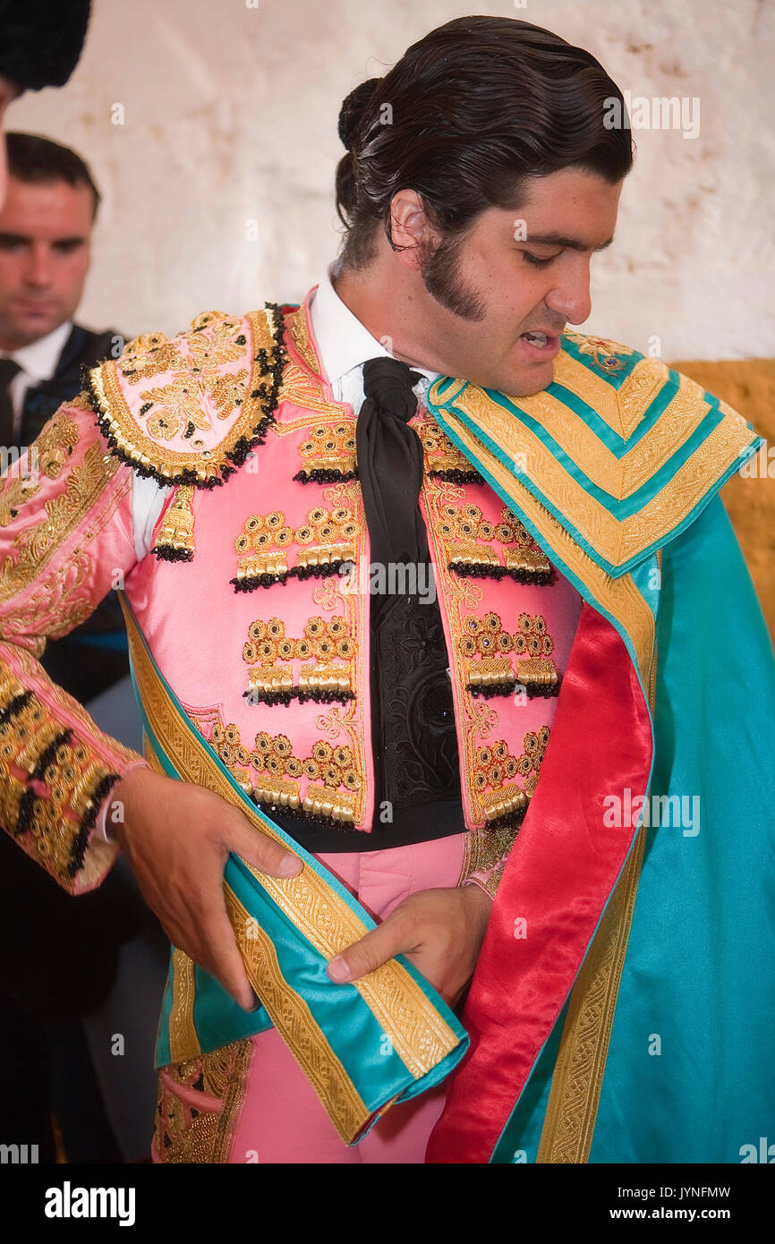 Il torero spagnolo Morante de la puebla di vestirsi per la paseillo o parata iniziale. Prese ad Andujar bullring prima una corrida, Andujar Foto Stock