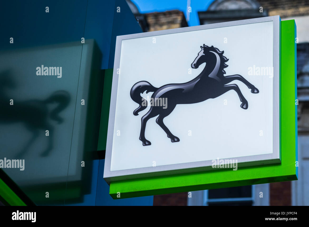 Lloyds Bank logo al di fuori di una succursale in Oxford Street a Londra, Inghilterra, Regno Unito Foto Stock