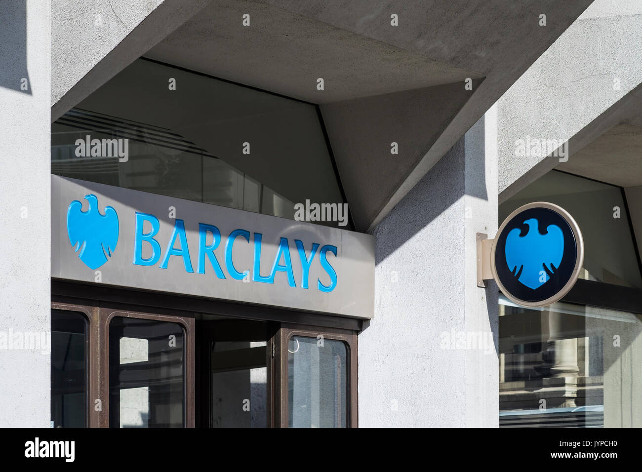 Barclays Bank il ramo frontale con segnaletica, London, England, Regno Unito Foto Stock