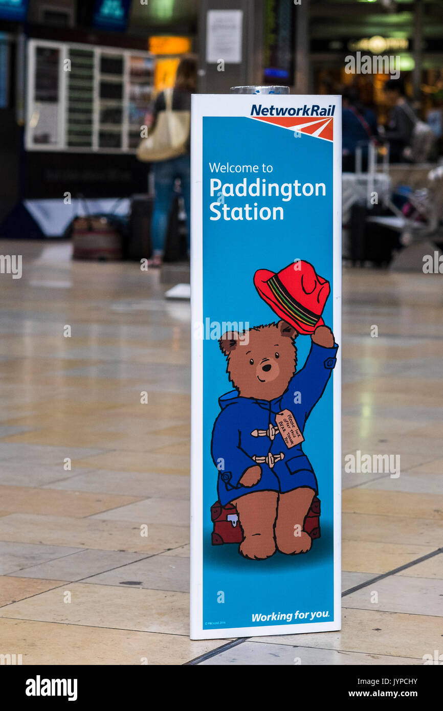 Paddington recare presso la stazione di Paddington a Londra, Inghilterra, Regno Unito Foto Stock