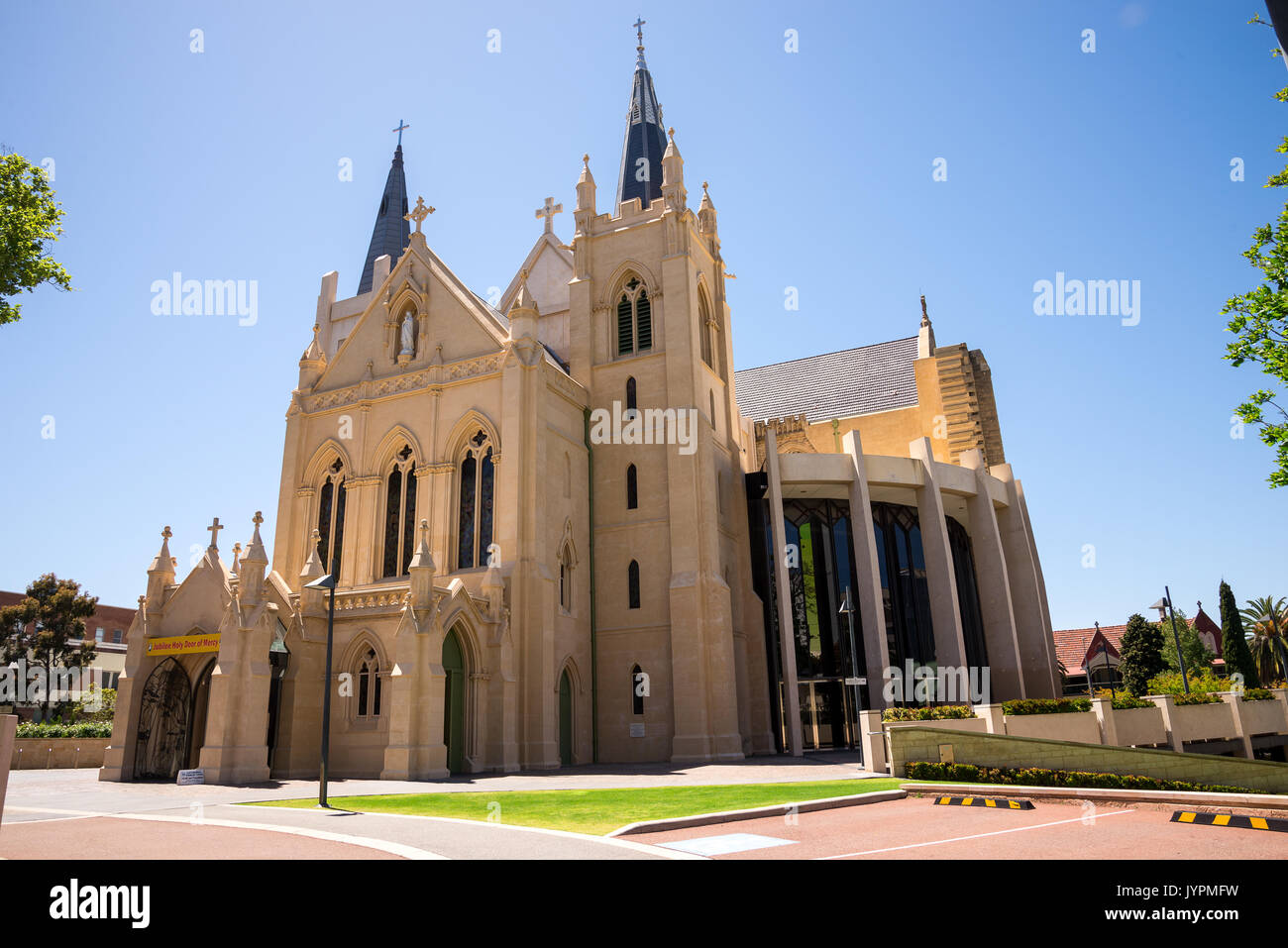 Vista laterale della Cattedrale di St Mary ingresso nella città di Perth, Western Australia Foto Stock