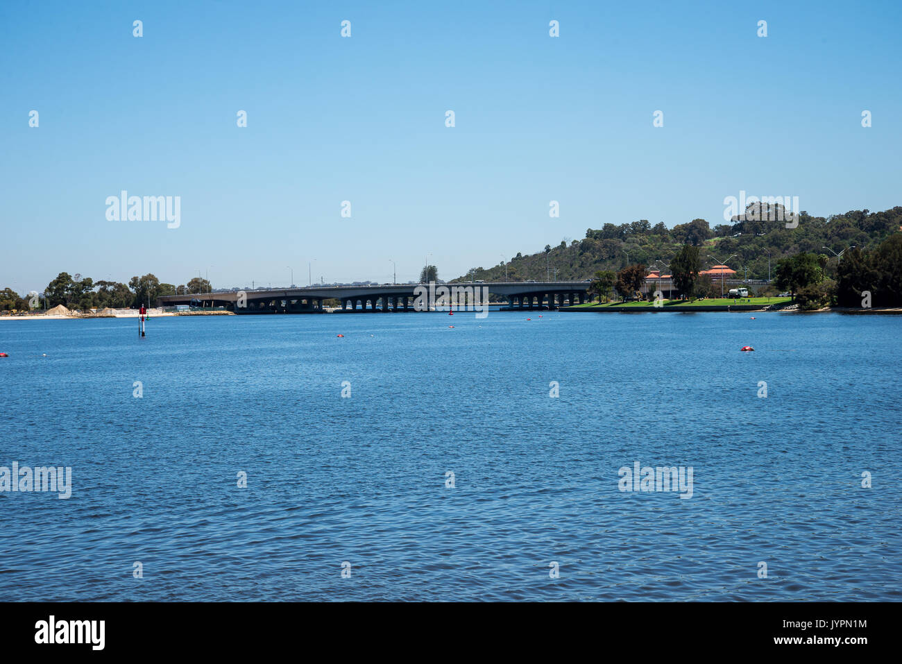 Una vista della città di Perth ponte attraverso il Fiume Swan dal CBD di Perth a South Perth, Western Australia Foto Stock