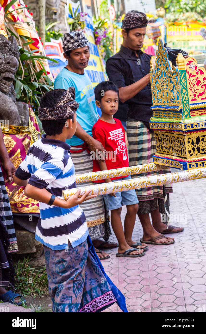 Balinese locale prendendo parte al corteo per il Royal cremazione, Ubud, Bali Foto Stock
