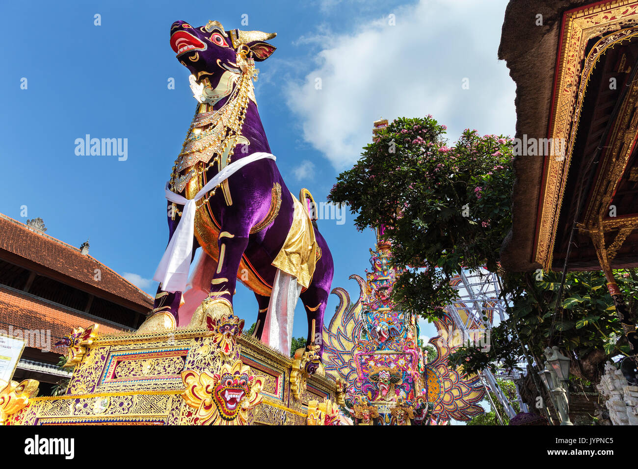 Statua di bull e spettacolari decori per un Royal cremazione, Ubud, Bali, Indonesia Foto Stock