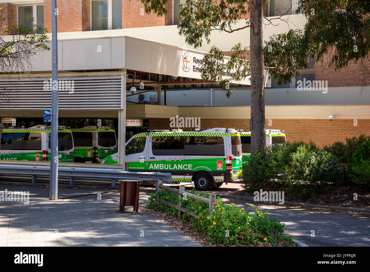 Ambulanza veicoli parcheggiati al dipartimento di emergenza ingresso, Royal Perth Hospital, la città di Perth, Western Australia Foto Stock
