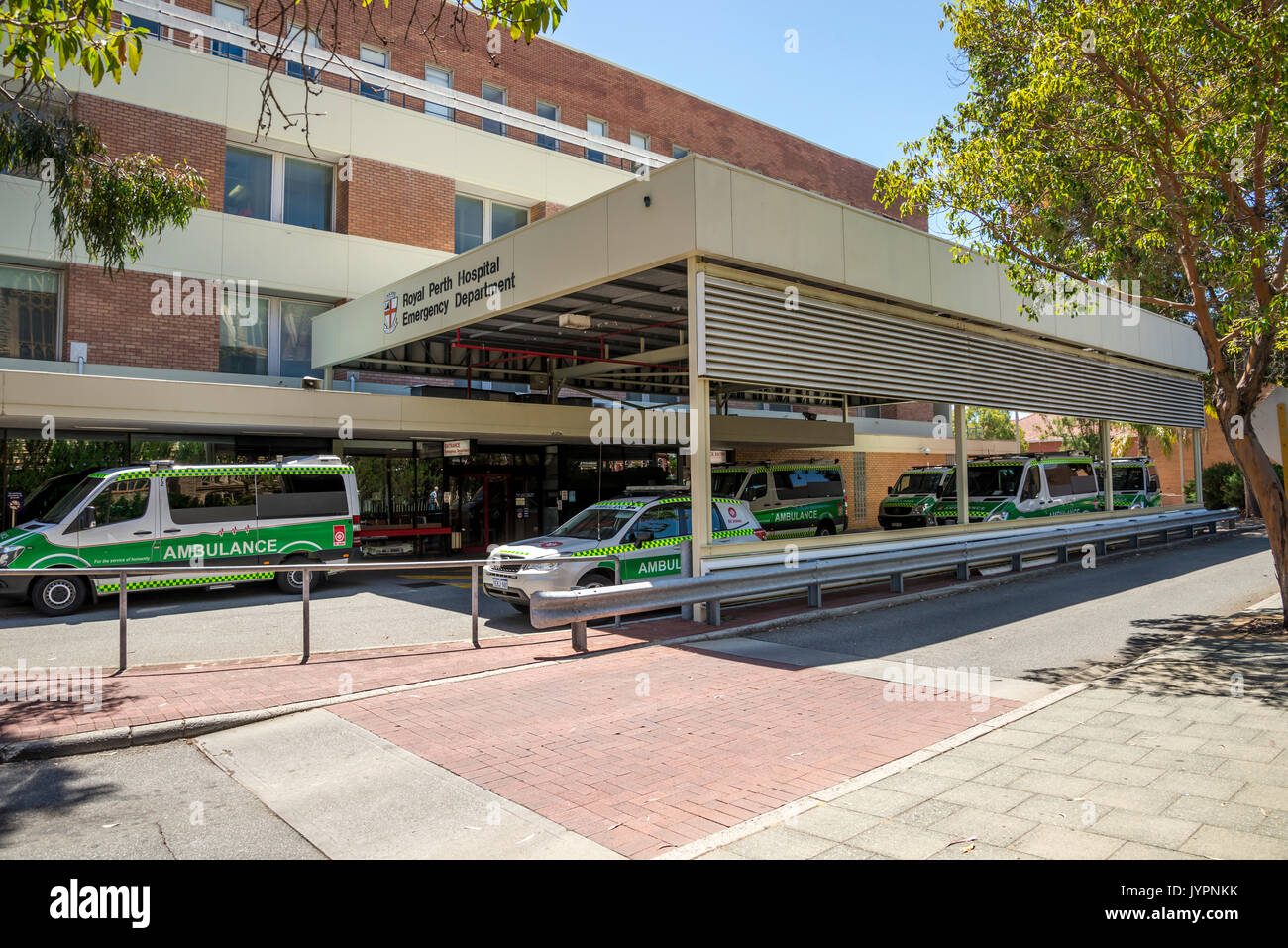 Ambulanza veicoli parcheggiati al dipartimento di emergenza ingresso, Royal Perth Hospital, la città di Perth, Western Australia Foto Stock