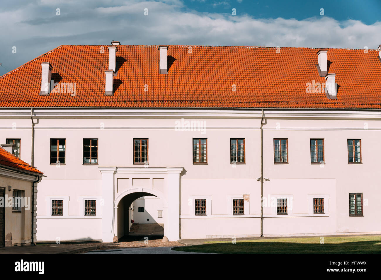 Vilnius, Lituania. Edificio del vecchio arsenale nella Città Vecchia nella soleggiata giornata estiva. Museo Nazionale della Lituania Foto Stock