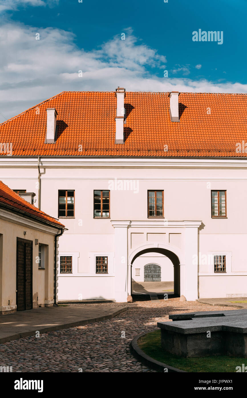 Vilnius, Lituania. Edificio del vecchio arsenale nella Città Vecchia nella soleggiata giornata estiva. Museo Nazionale della Lituania Foto Stock
