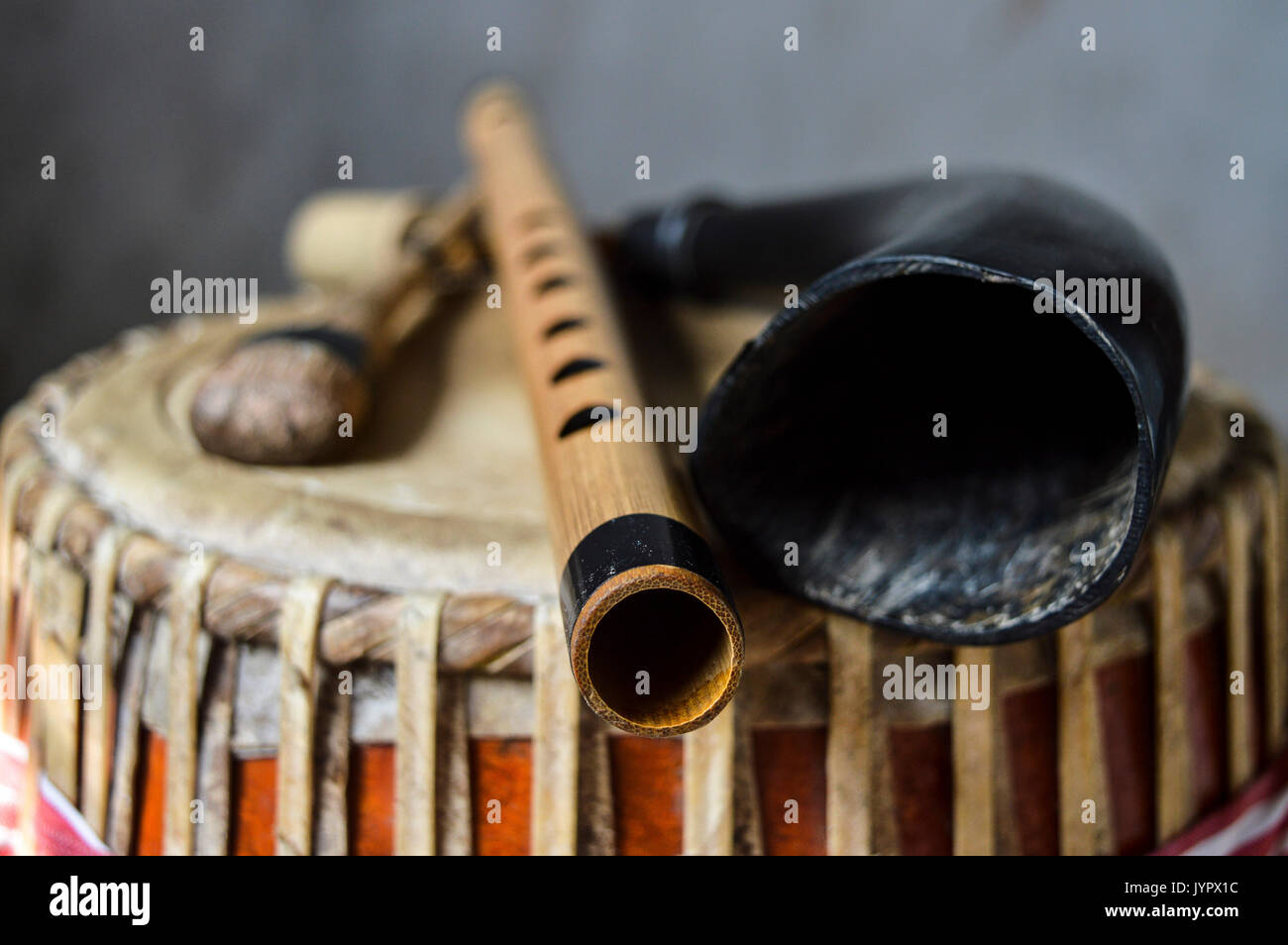 Dhol, flauto (Bahi) e Pepa; strumenti musicali pieghi di Assamese bihu. © Koushik Borah | 2017. Foto Stock