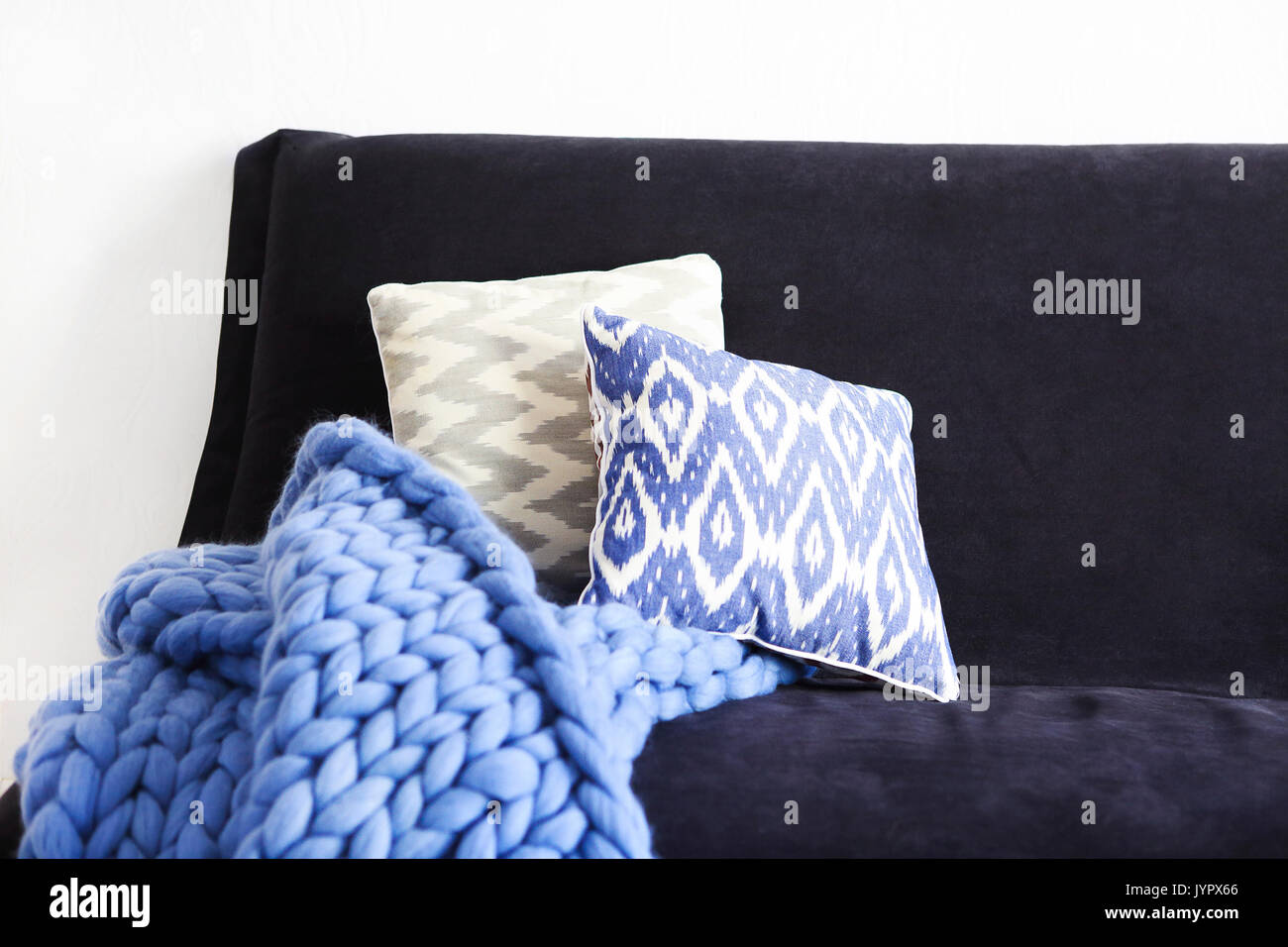 Soggiorno moderno interno con divano e cuscini in blu e bianco Foto Stock