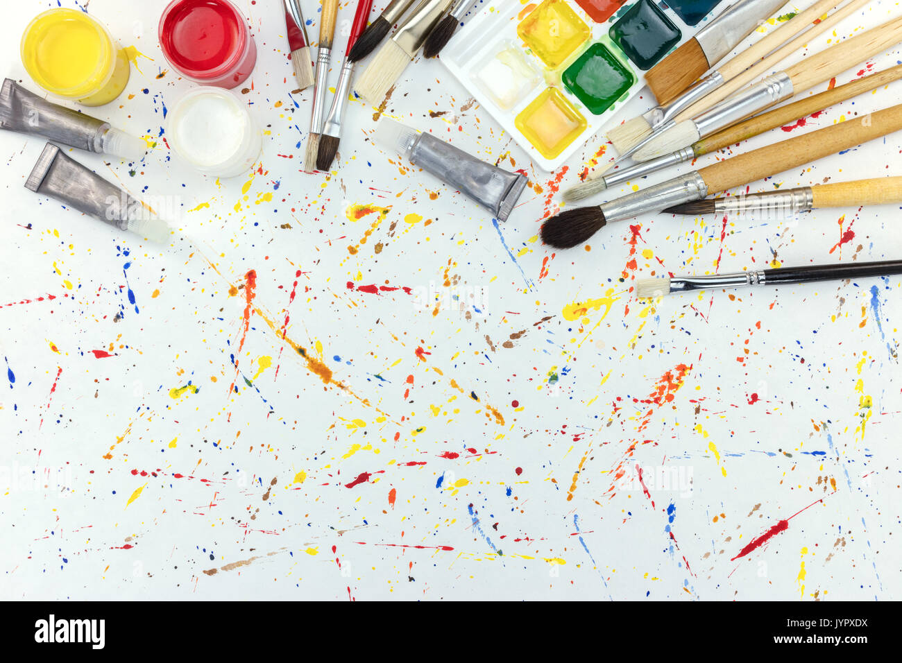 Pennelli e tavolozza acquerello vernici su colorato sfondo blobs Foto Stock
