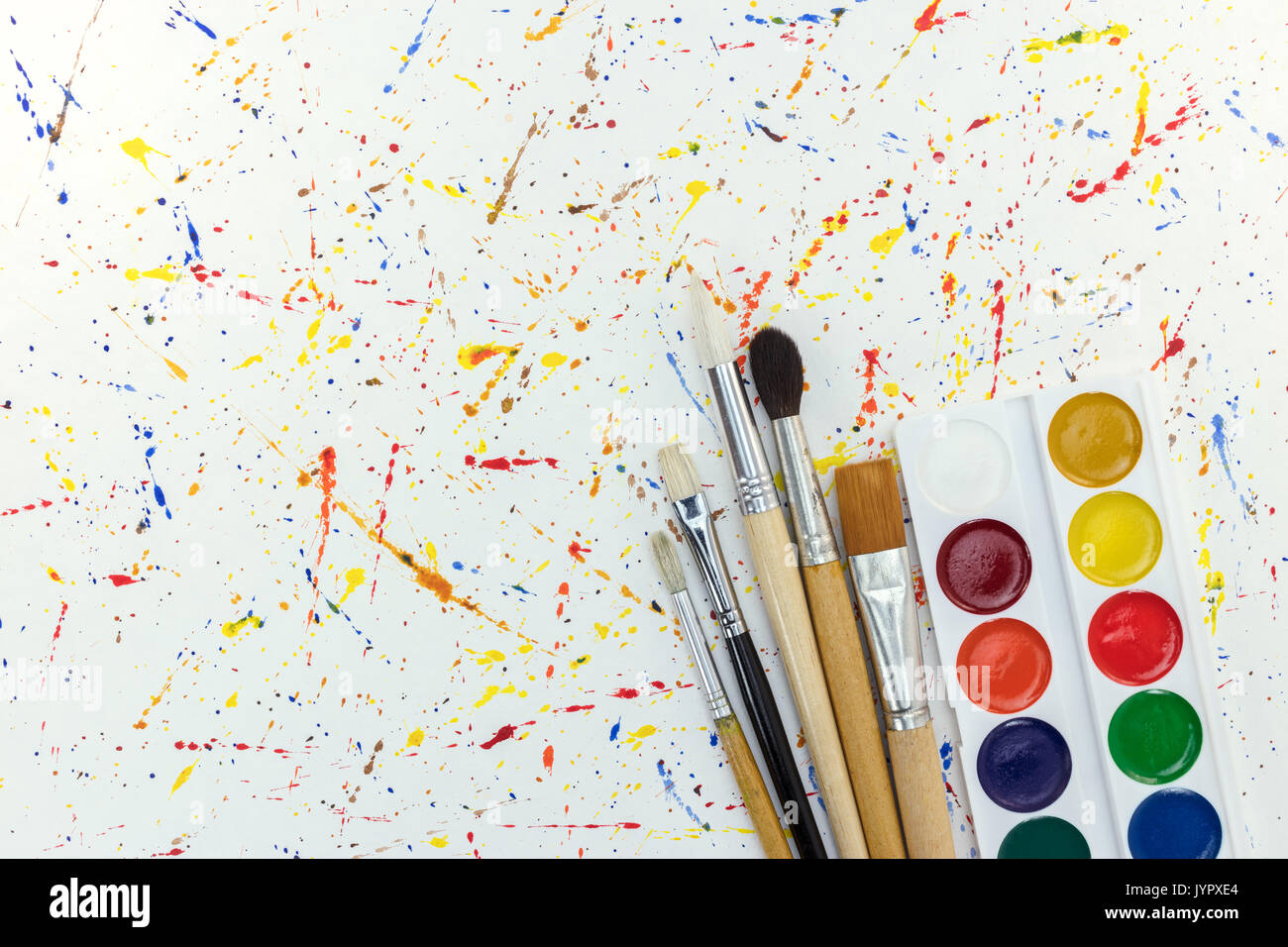 Acquerelli con dei pennelli sulla tavolozza astratta blob colorato sfondo Foto Stock