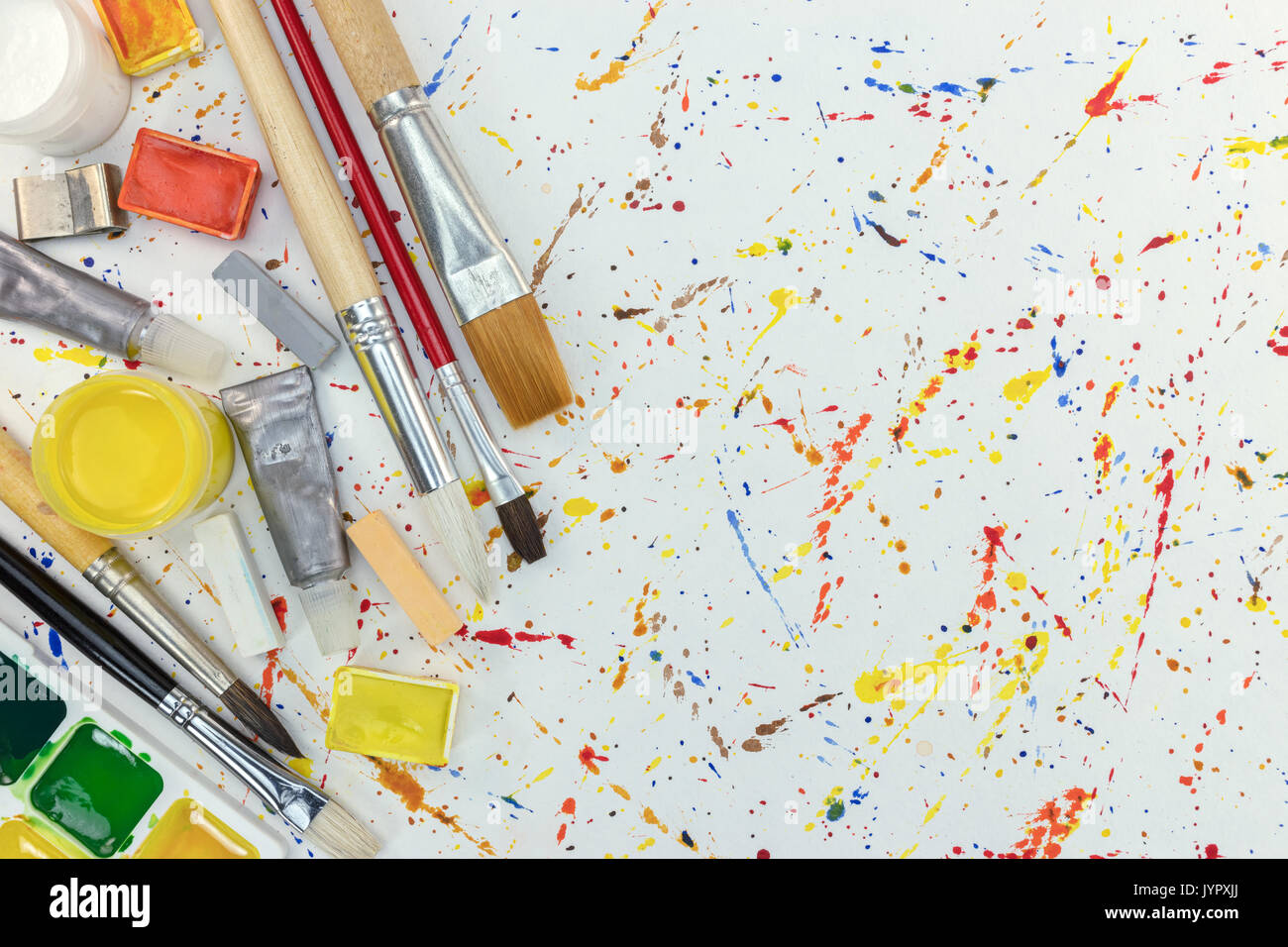 Pennelli artistici, acquerello e pastelli su vernice colorata blobs sfondo Foto Stock