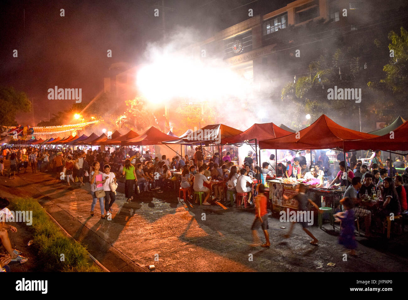Roxas mercato notturno. street food festival Davao Foto Stock