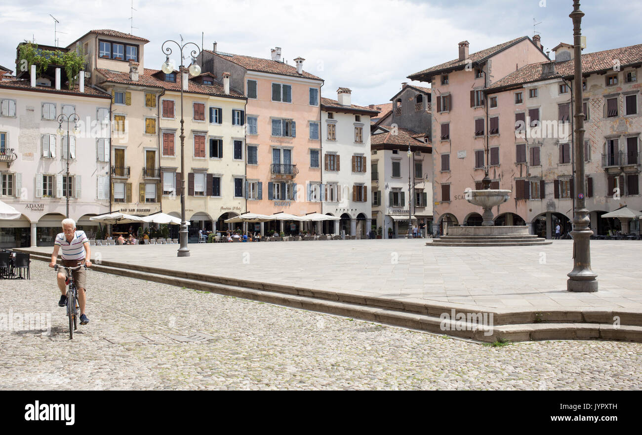 Piazza Matteotti è la piazza centrale della città di Udine. Foto Stock