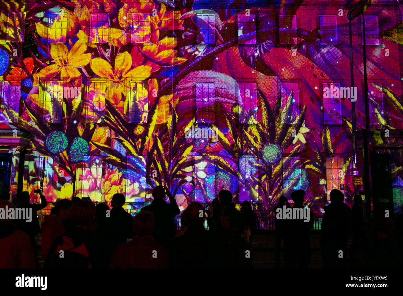 3D proiezioni mappate in Andrew Square come parte dell'inizio dell'Edinburgh International Festival. Lo spettacolo è chiamato 'Bloom. Foto Stock