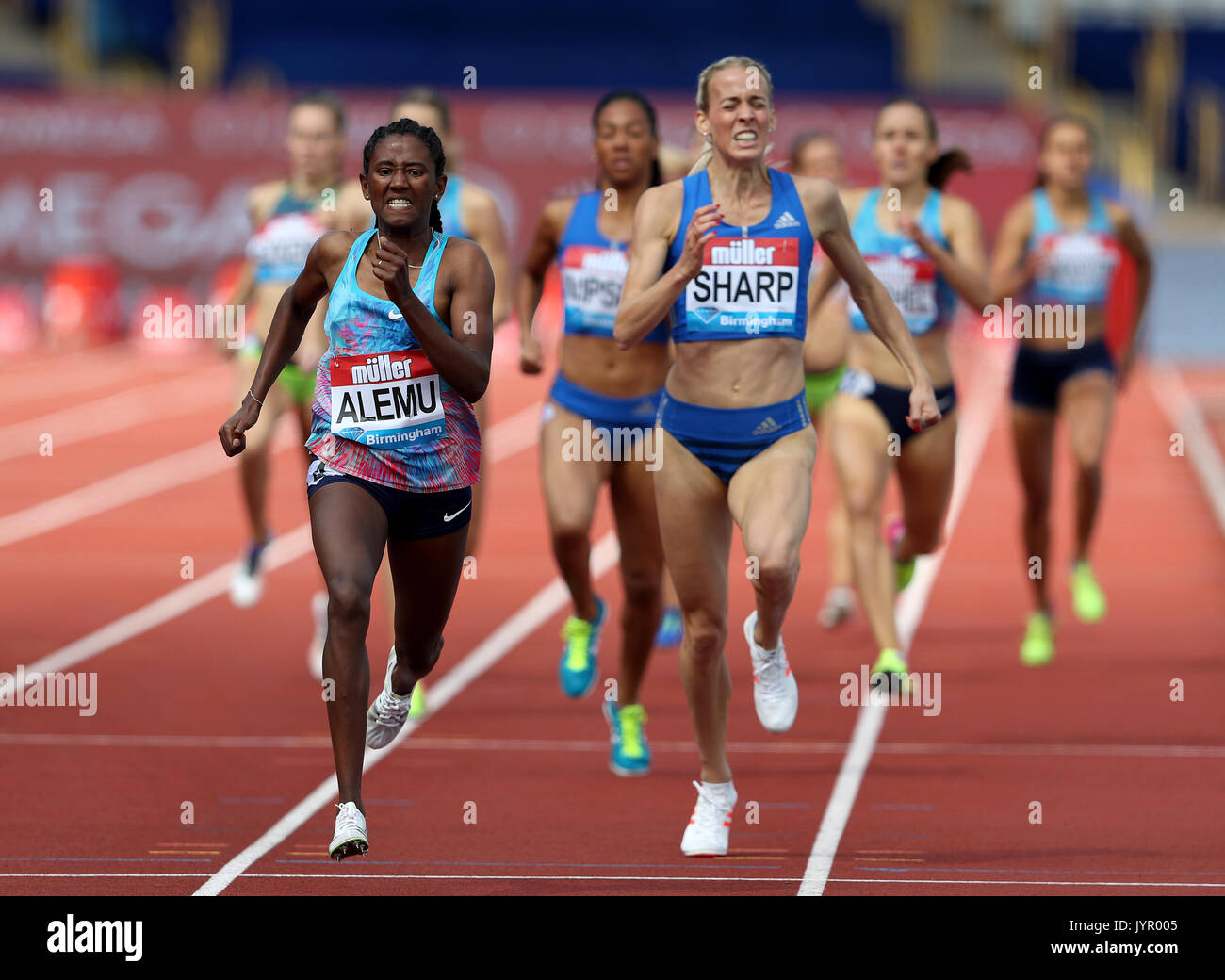 Ethiopa's Habitam Alemu (sinistra) vince la donna 800m avanti di Gran Bretagna Lynsey Sharp durante il Muller Grand Prix al Alexandra Stadium, Birmingham. Foto Stock