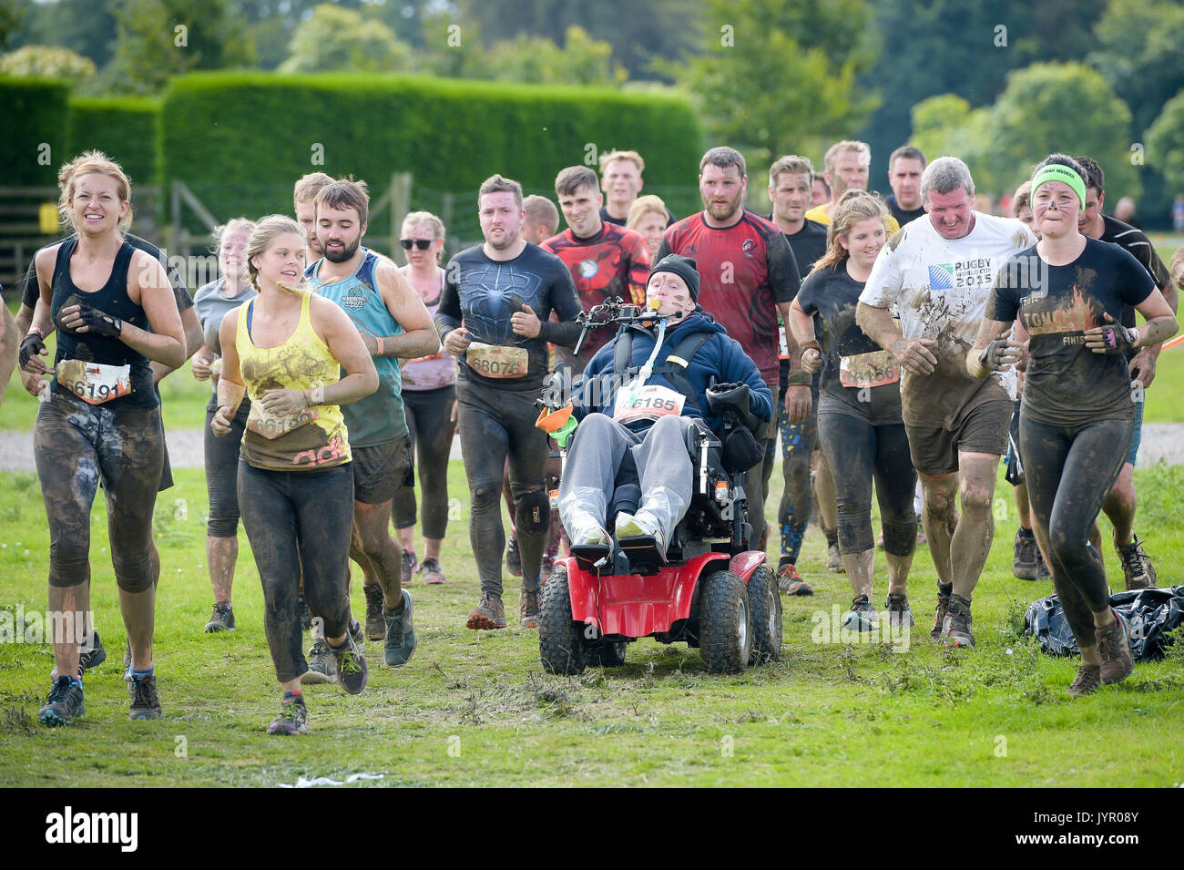 Rob Camm, che soffre da tetraplegia e paralised dal collo in giù, prende parte alla sua terza dura Mudder evento al Badminton station wagon, Wiltshire, dove egli è affrontare il corso con un appositamente progettato sedia egli controlla con il suo mento. Foto Stock