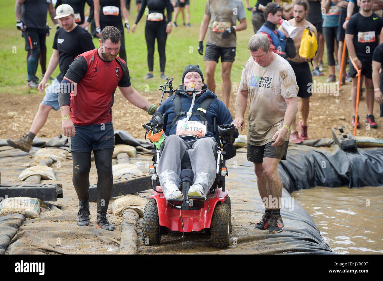 Rob Camm, che soffre da tetraplegia e paralised dal collo in giù, prende parte alla sua terza dura Mudder evento al Badminton station wagon, Wiltshire, dove egli è affrontare il corso con un appositamente progettato sedia egli controlla con il suo mento. Foto Stock