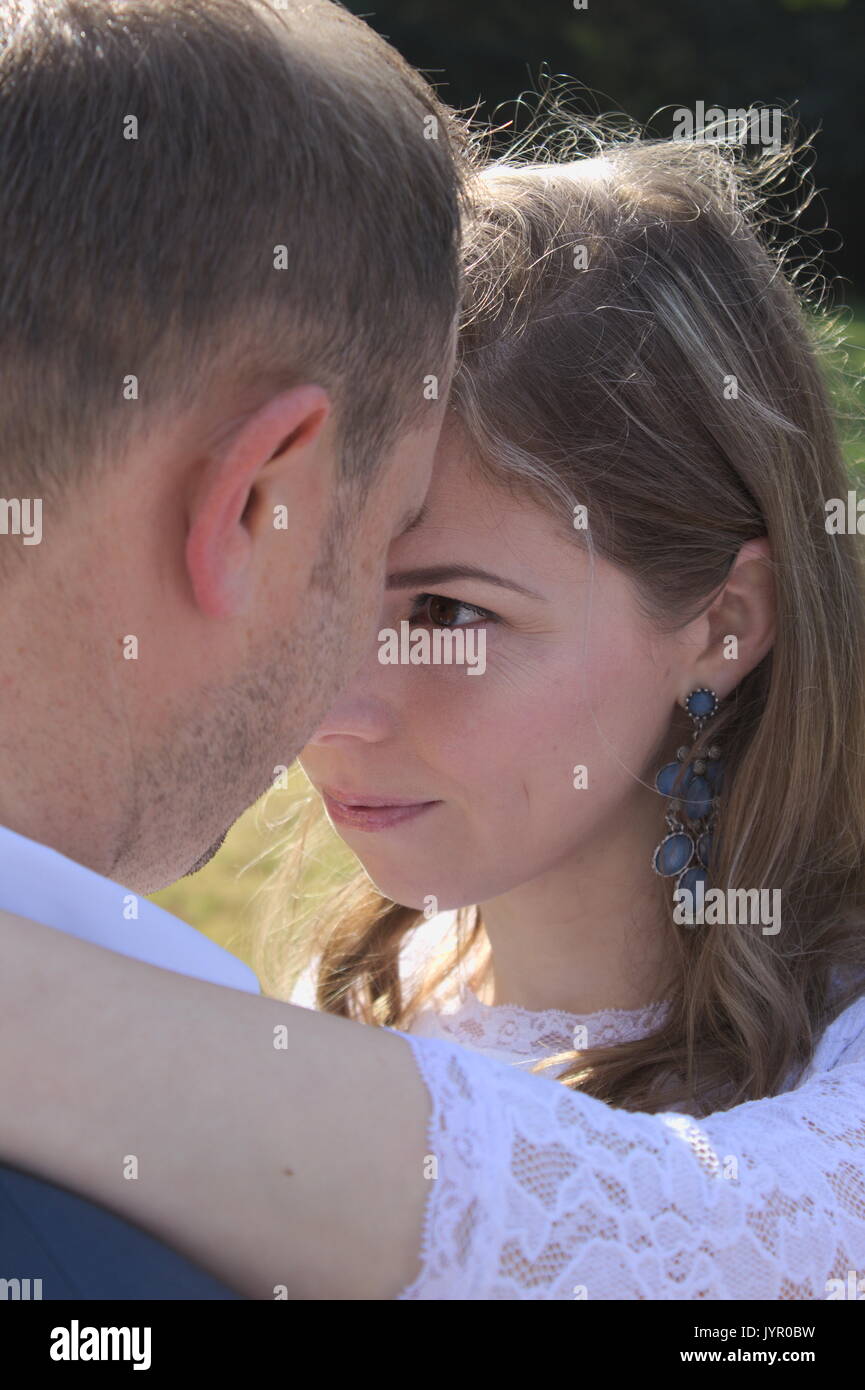 Sposa guardando negli occhi Foto Stock