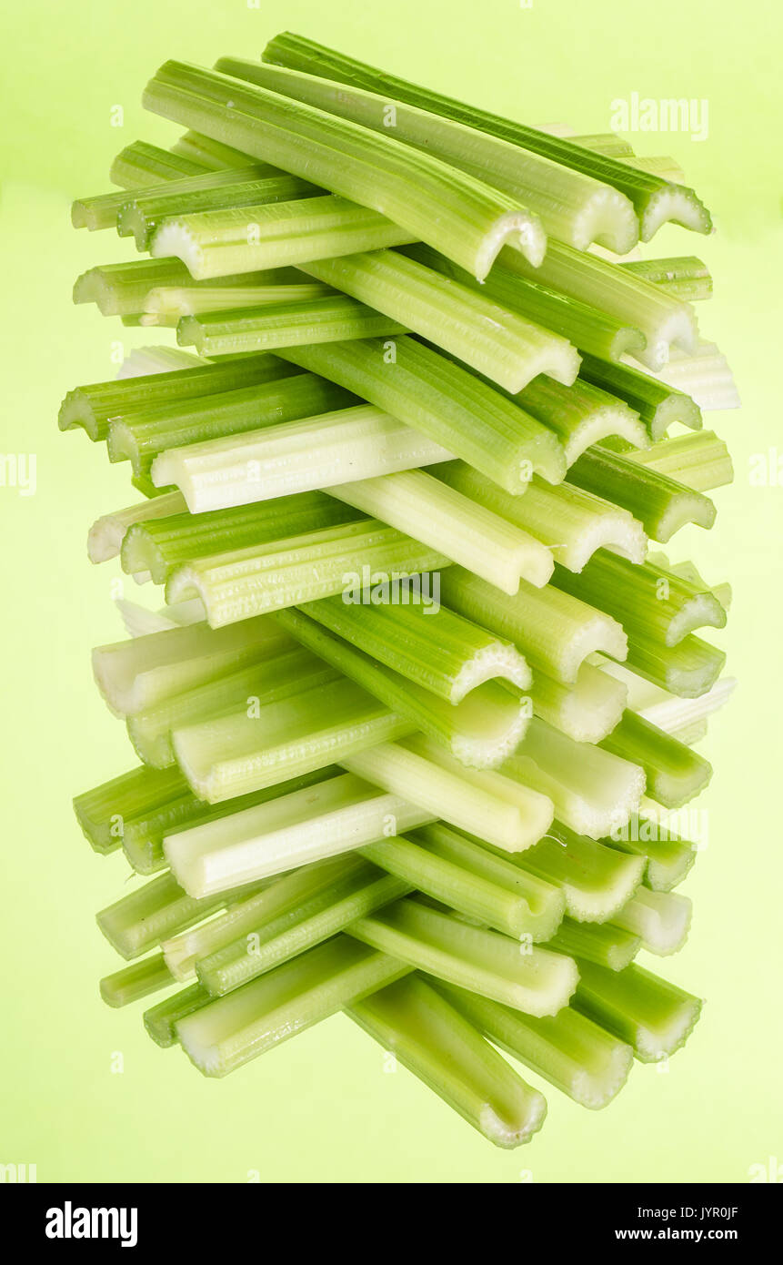 Pila di sedano verde su uno specchio Foto Stock