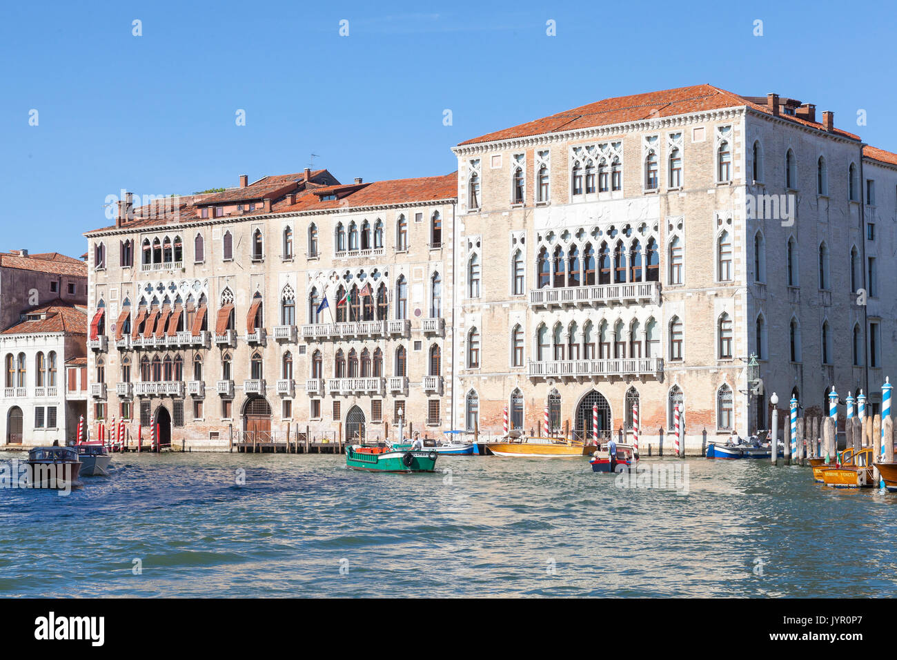Ca Foscari di Venezia, Veneto, Italia dal Canal Grande. Alloggiato in due palazzi storici, Ca Foscari e Ca Giustinian è uno dei Foto Stock