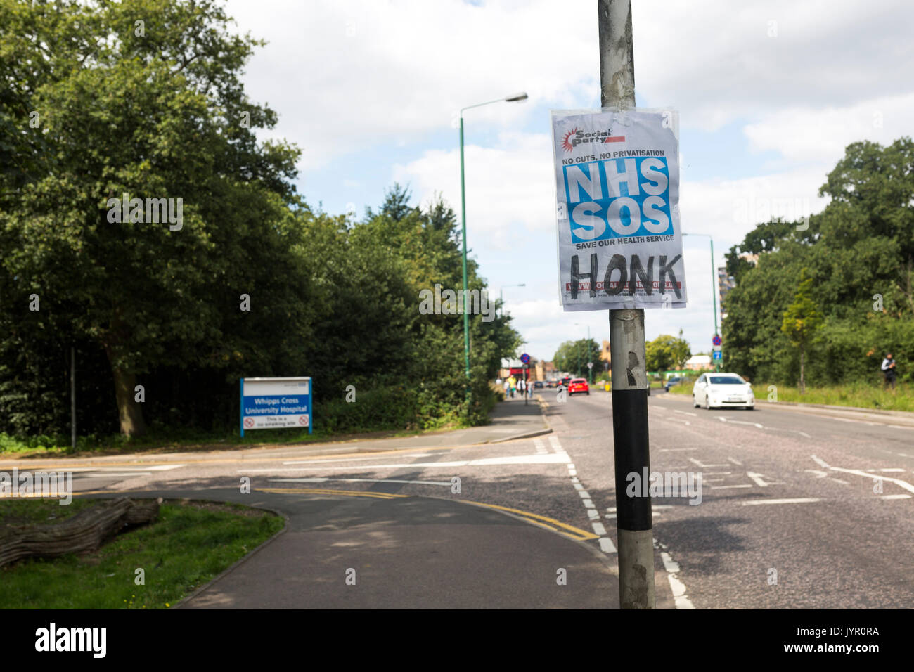 NHS SOS segno esterno Whipps Cross Hospital in Leytonstone, a est di Londra. Foto Stock