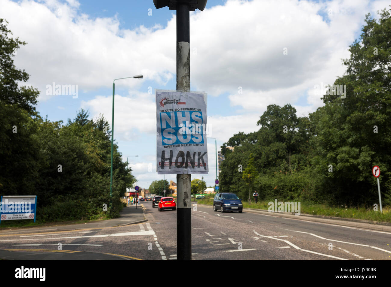 NHS SOS segno esterno Whipps Cross Hospital in Leytonstone, a est di Londra. Foto Stock
