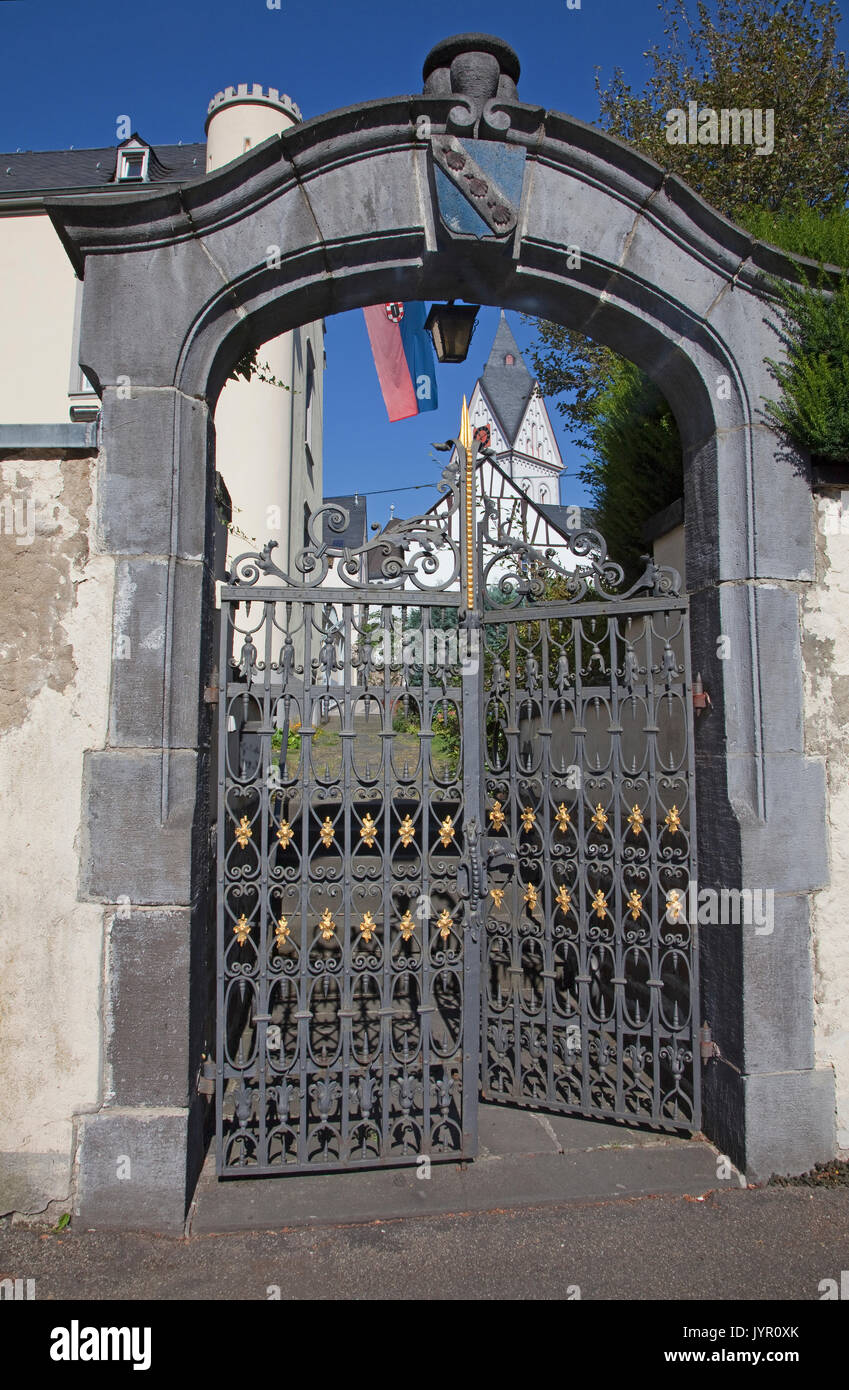 Weingut Freiherr von Heddesdorff im Winningen Weinort, dahinter die Evangelische Kirche, Landkreis Mayen-Koblenz Renania-Palatinato, Deutschland, Europa Foto Stock