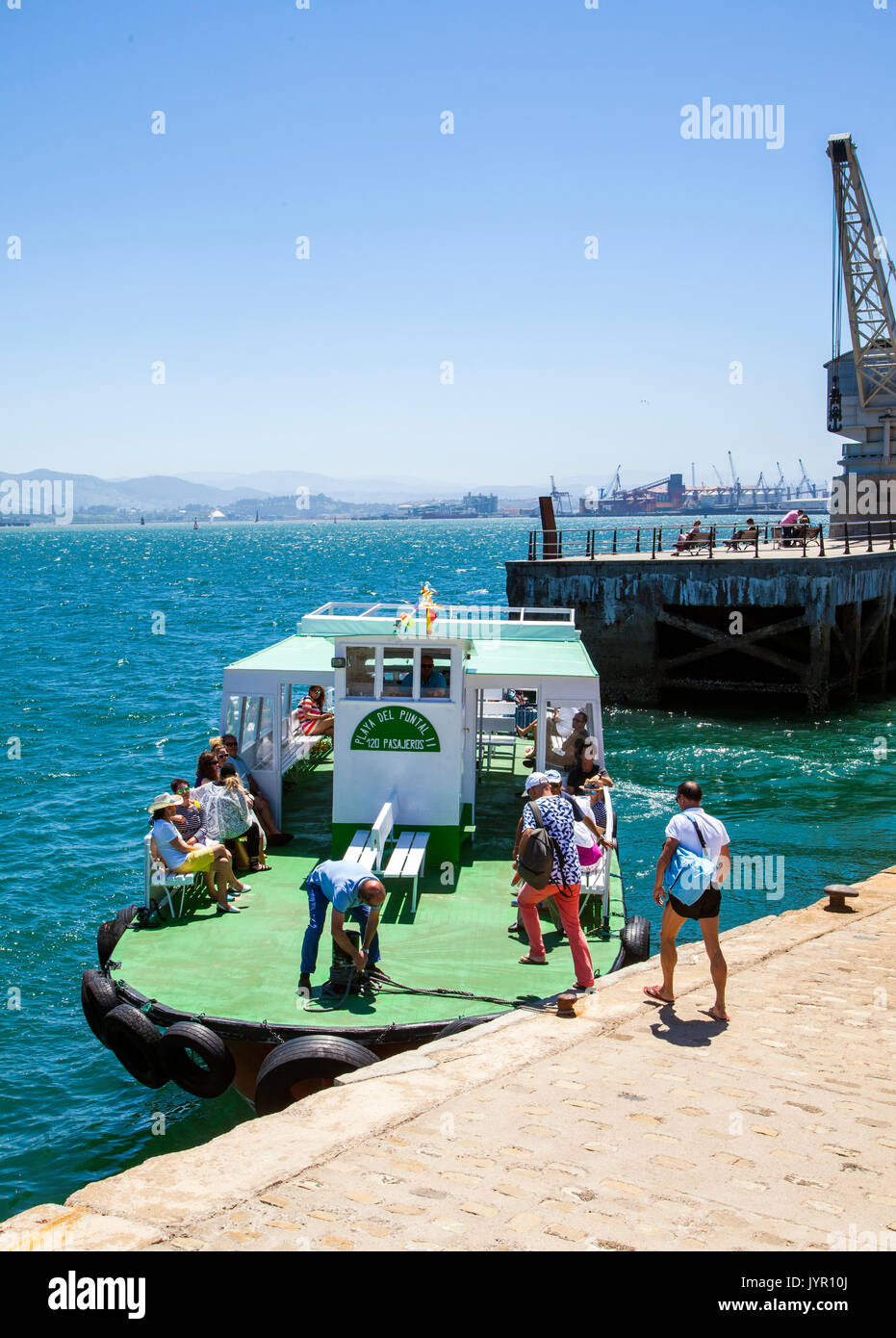 Villeggianti e turisti a salire su un piccolo viaggio di piacere barca al porto di Santander in Spagna per un viaggio intorno alla baia Foto Stock