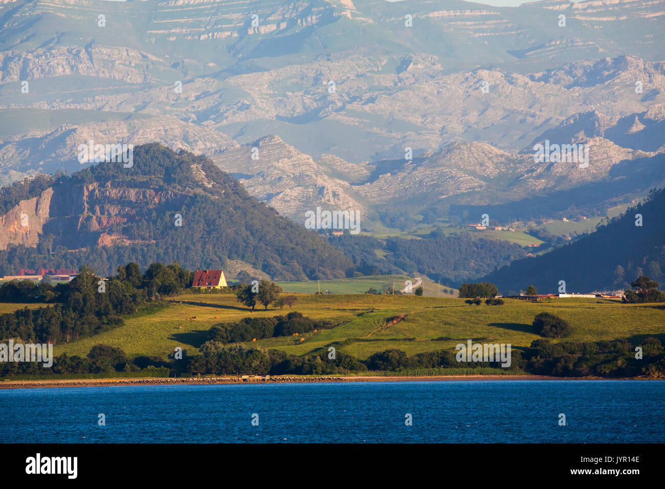 Una vista dallo spagnolo al porto dei traghetti di Santander verso le montagne della Cantabria e Picos de Europa Foto Stock