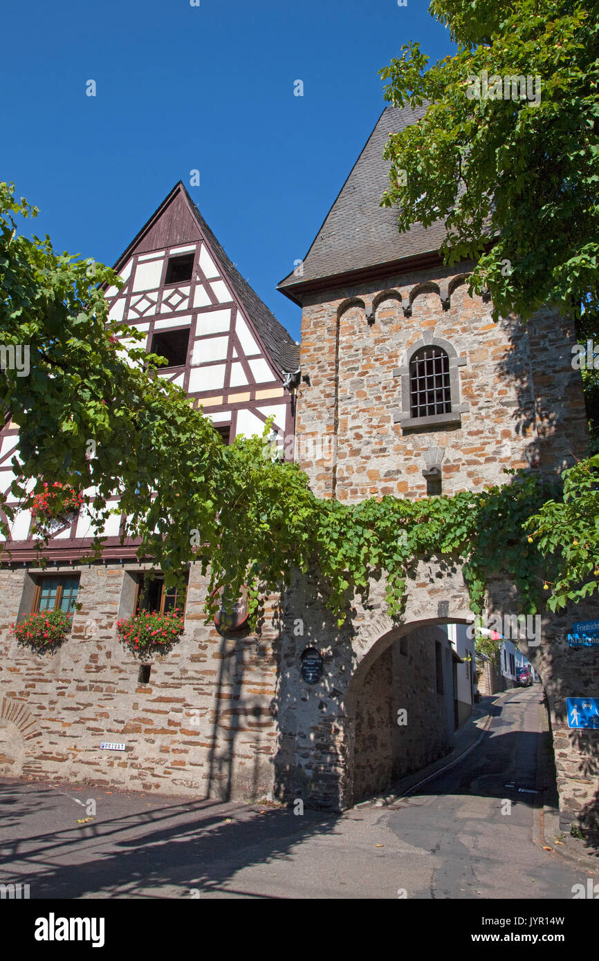Altes Stadttor im Winningen Weinort, Untermosel, Landkreis Mayen-Koblenz Renania-Palatinato, Deutschland, Europa | Antica torre con cancello al vino villa Foto Stock