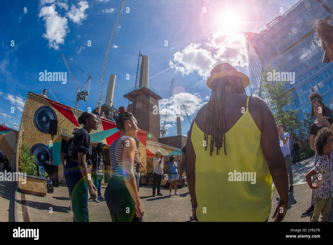 Molto cool ballerini aventi apprendimento divertente Salsa Dancing ai piedi di Battersea Power Station, Circus West Village Foto Stock