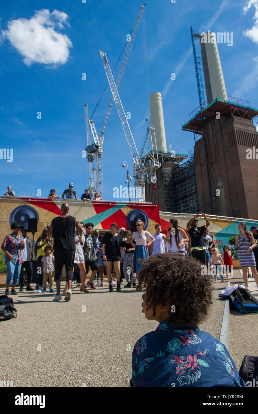 Molto cool ballerini aventi apprendimento divertente Salsa Dancing ai piedi di Battersea Power Station, Circus West Village Foto Stock