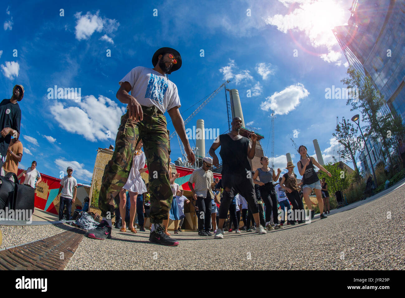 Molto cool ballerini aventi apprendimento divertente Salsa Dancing ai piedi di Battersea Power Station, Circus West Village Foto Stock