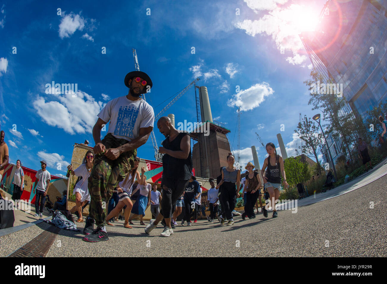 Molto cool ballerini aventi apprendimento divertente Salsa Dancing ai piedi di Battersea Power Station, Circus West Village Foto Stock