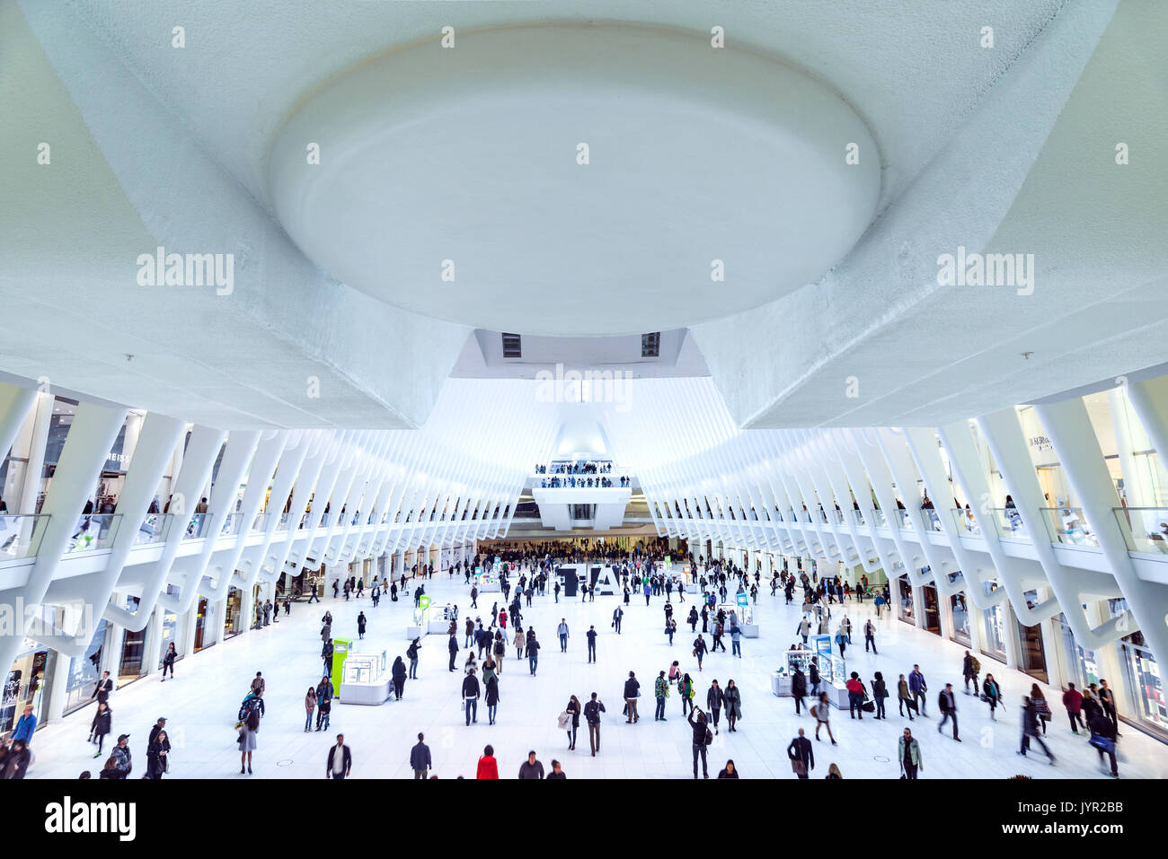 L'Occhio World Trade Center il trasporto del mozzo principale interno mezzanino con pendolari e turisti, Manhattan, New York, Stati Uniti d'America Foto Stock