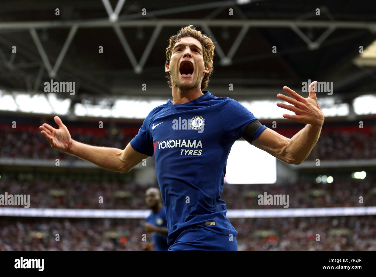 Chelsea's Marcos Alonso celebra il punteggio al suo fianco il secondo obiettivo del gioco durante il match di Premier League allo Stadio di Wembley, Londra. Foto Stock