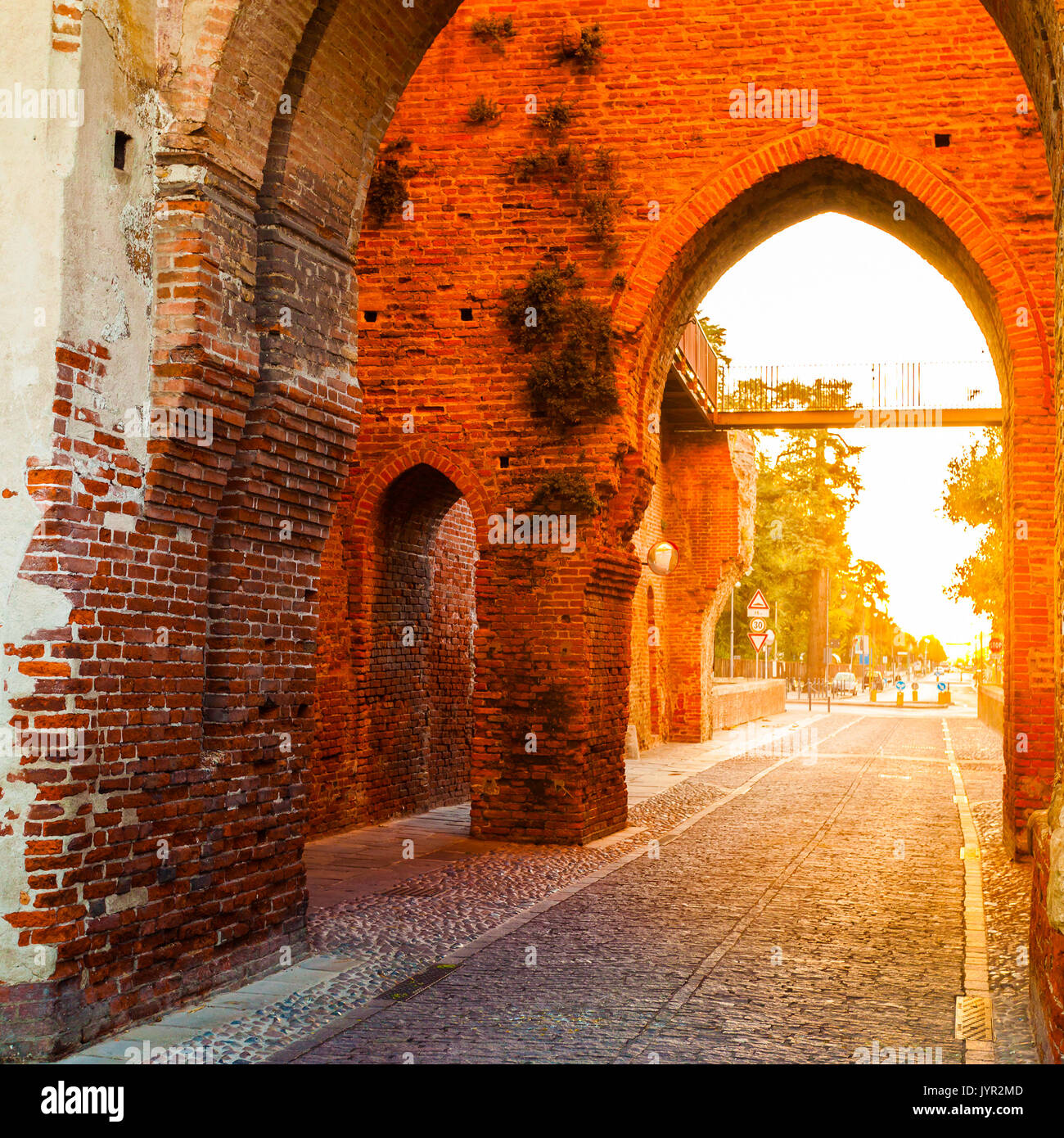 Mura difensive che circondano la cittadina di Cittadella di sunrise. Foto Stock