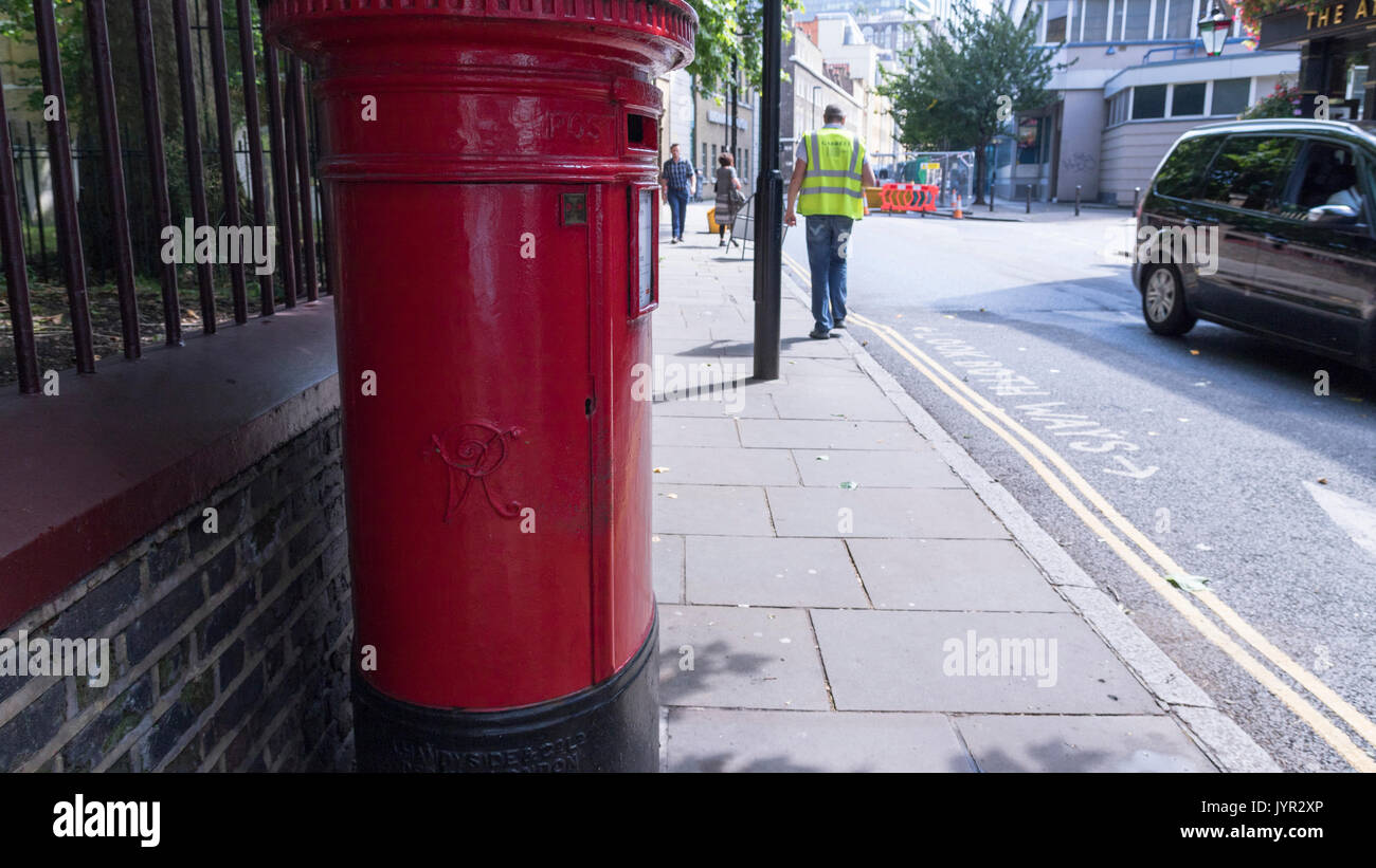Red britannico post box, Islington, Londra Foto Stock