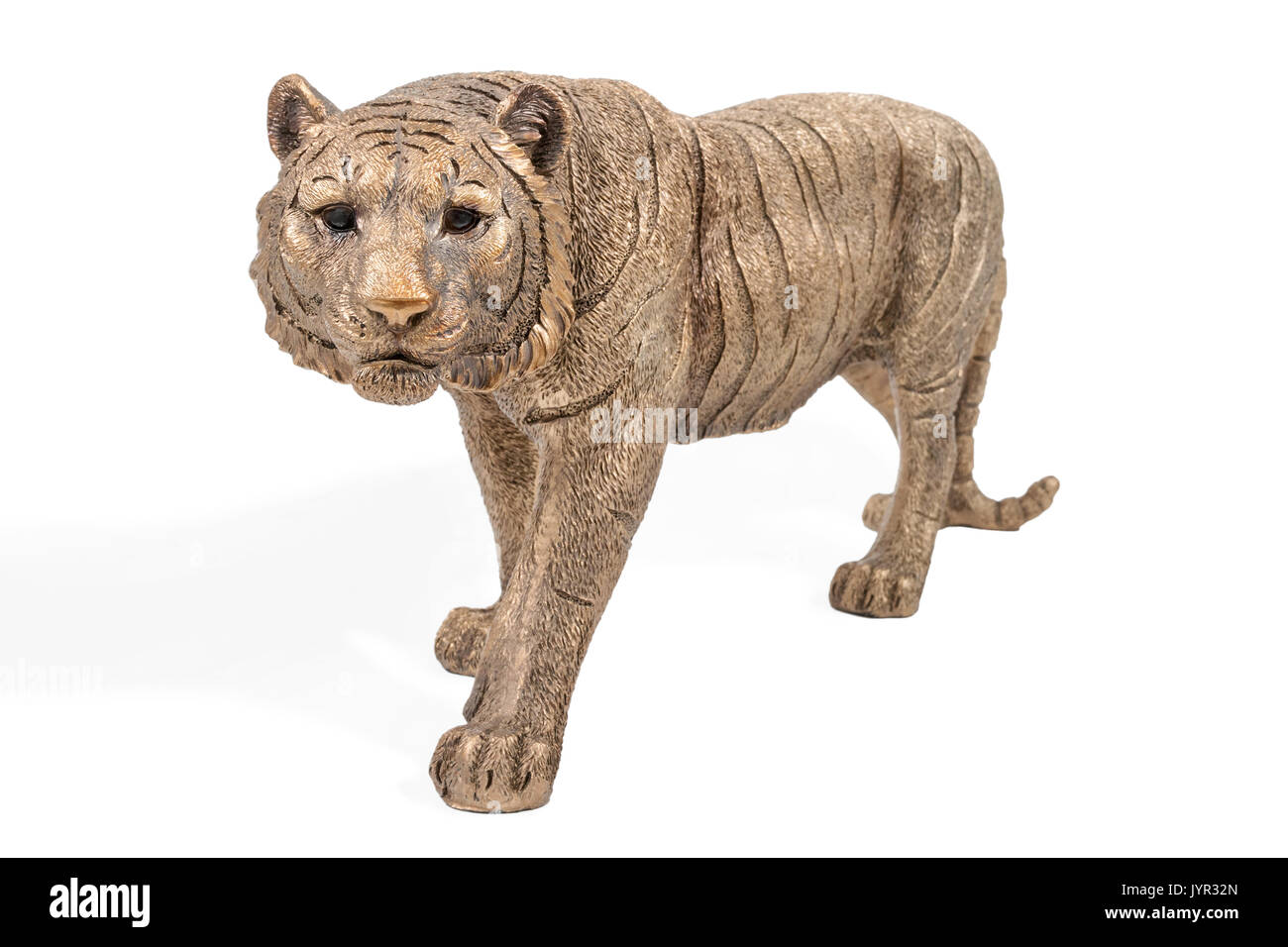 Bellissima statuetta di una tigre di bronzo verso la telecamera isolata su uno sfondo bianco Foto Stock