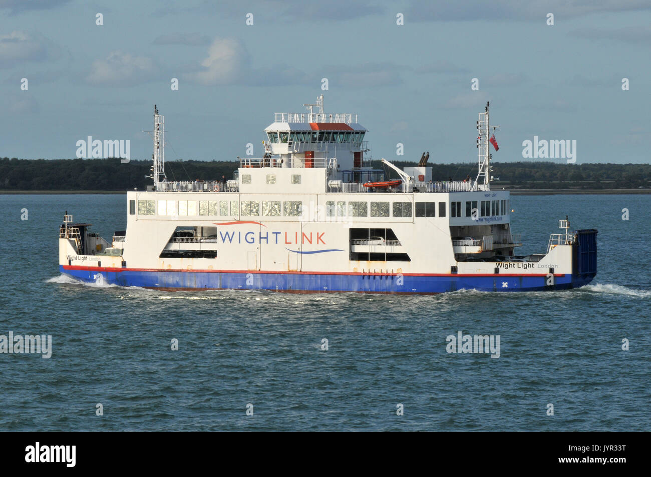 Il traghetto per l'isola di Wight in Lymington a Yarmouth attraversando azionato da wightlink traghetti che trasportano auto e passeggeri attraverso il solent per le vacanze Foto Stock