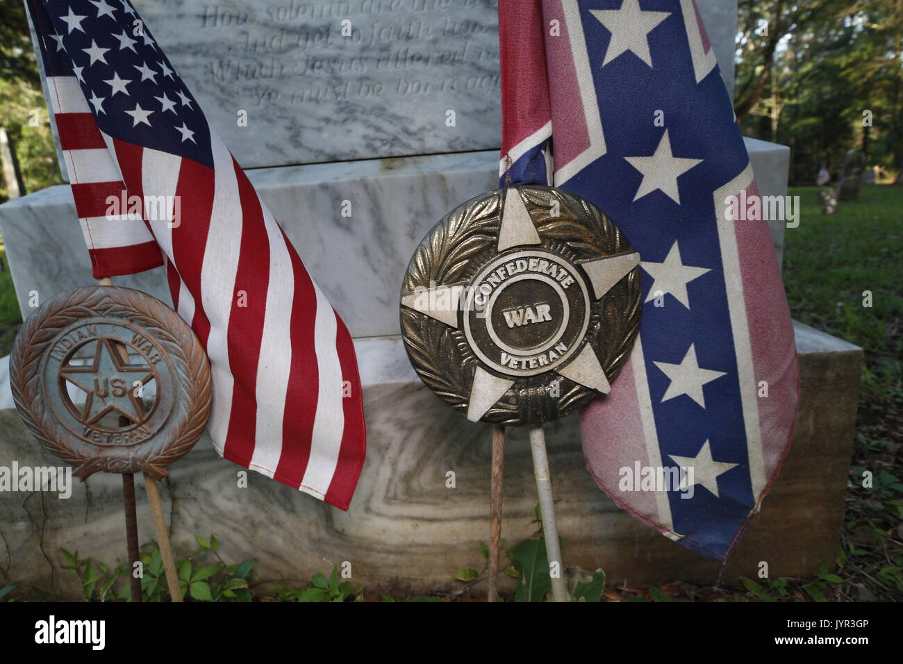 La guerra di indiano e veterano confederato veterano di guerra evidenziatore lungo con entrambi i flag di confederati e la bandiera americana in un cimitero storico vicino a Ocala, Foto Stock