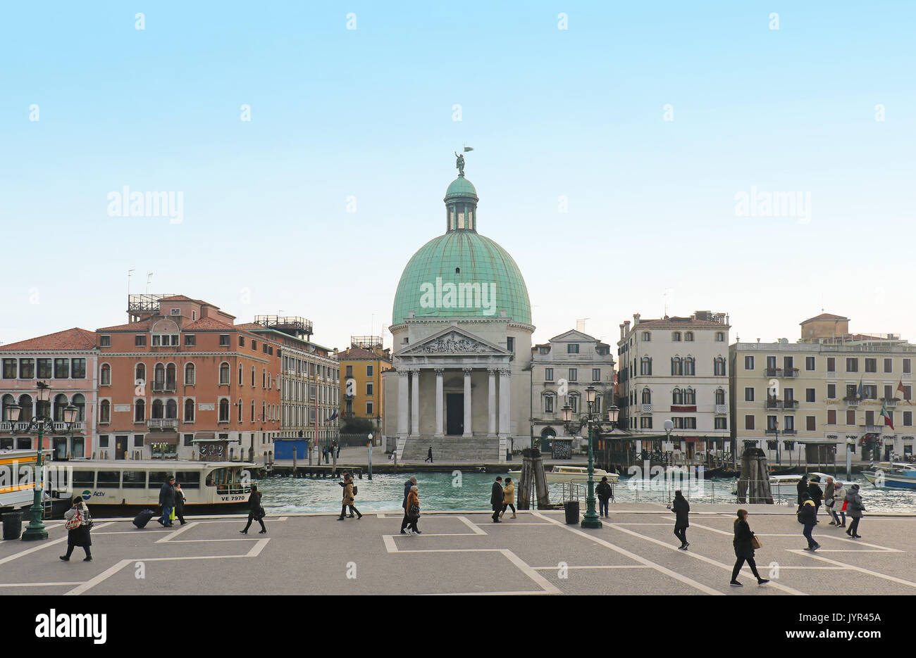 Venezia, Italia - gennaio 09; i turisti a piedi attorno a piazza grande attraverso il Grand Canal da San Simeone Piccolo chiesa a Venezia, Italia - Gennaio 09, Foto Stock