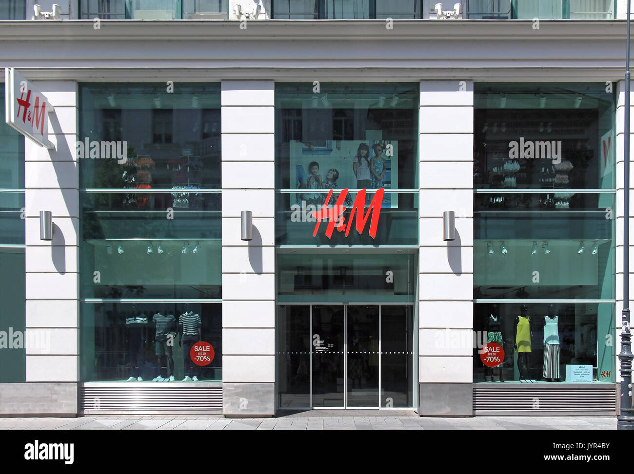 VIENNA, Austria - 12 luglio; H&M department store finestra sulla via dello shopping di Vienna, Austria - 12 Luglio 2015: H&M è una famosa multinazionale svedese ri Foto Stock
